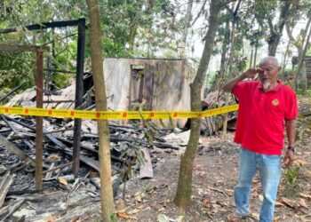 BILAL Baba mengesat air mata mengenang pondok yang didudukinya hampir 25 tahun musnah terbakar dalam kejadian di Batu 9 1/2 Pantai Kundor, Melaka. - UTUSAN/DIYANATUL ATIQAH ZAKARYA