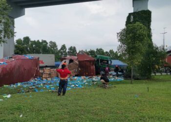 SEBUAH kontena sarat muatan jatuh dari atas jejambat berhampiran persimpangan Laguna Park dekat Pulau Indah, Pelabuhan Klang di Klang, Selangor, hari ini.