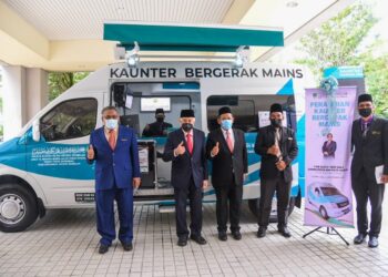 AMINUDDIN Harun (tiga dari kanan) dan Abdul Aziz Sheikh  Ab. Kadir (tiga dari kiri) ketika perasmian Kaunter Bergerak MAINS pada Majlis Pelancaran Bulan Wakaf Negeri Sembilan di Seremban hari ini.