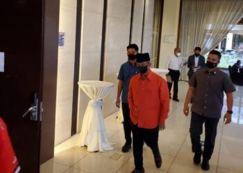 MUHYIDDIN Yassin memasuki dewan di Grand Ballroom Glenmarie Hotel & Resort bagi memulakan mesyuarat MPT Bersatu di Shah Alam, Selangor, hari ini.