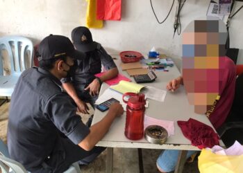 PEGAWAI KPDNHEP Selangor mengenakan kompaun terhadap satu daripada tiga premis pemborong yang menjual harga ayam melebihi maksimum di Selangor semalam.