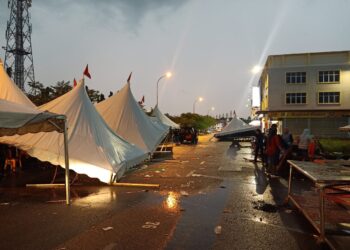 KEADAAN tapak Bazar Ramadan Triang selepas hujan lebat berserta angin kencang dan ribut menyebabkan kira-kira 12 peniaga mengalami kerugian. - UTUSAN/AZIZAH SHAFIEI