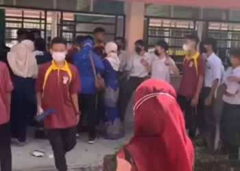 TANGKAP layar video memaparkan pergaduhan dua kumpulan pelajar di sebuah sekolah menengah dipercayai berpunca daripada ejek mengejek.