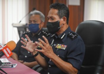 ROHAIMI Md. Isa (kanan) dalam sidang akhbar selepas Majlis Pemakaian Pangkat Pegawai Kanan Polis dan Serah Terima Tugas Ketua Jabatan Siasatan Jenayah di Ibu pejabat Polis Kontinjen (IPK) Terengganu di Kuala Terengganu hari ini. - UTUSAN/PUQTRA HAIRRY ROSLI