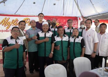 Antara ahli jawatankuasa pembinaan KOMBAT di majlis penyempurnaan simbolik pelancaran dan penghargaan baru - baru ini.