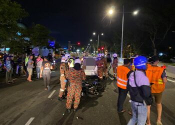 ANGGOTA bomba membantu mengeluarkan seorang lelaki yang terpelanting masuk ke bahagian belakang kereta selepas terbabit kemalangan di Jalan Sultan Azlan Shah, Sungai Tiram, Pulau Pinang malam tadi.
