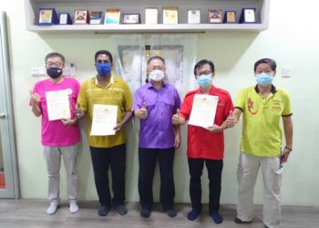 STEVEN Choong Shiau Yoon (tengah) menyampaikan peruntukan daripada Jabatan Perpaduan Negara berjumlah RM150,000 kepada rumah ibadat masyarakat Kristian, Buddha dan Hindu di kawasan Tebrau di Johor Bahru, hari ini.