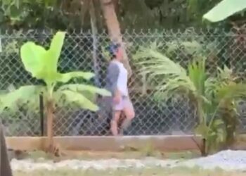 TANGKAP layar klip video yang memaparkan kejadian wanita mengamuk di Bukit Merbau, Selising, semalam.