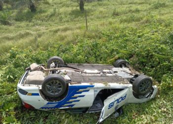 KENDERAAN MPV dipandu anggota polis terlibat kemalangan hingga terbalik ke bahu jalan semasa melaksanakan tugas mengiring Onn Hafiz Ghazi di Kilometer 76 Jalan Johor Bahru-Mersing, di sini.