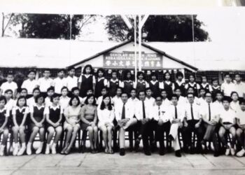PENULIS (baris akhir, tiga dari kiri) bersama guru-guru dan rakan-rakan semasa belajar di SJKC Kahang di Johor pada 1975.