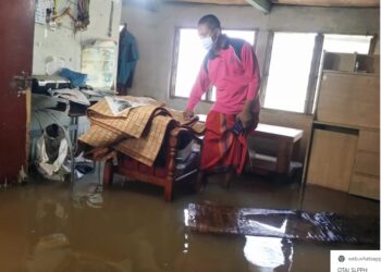 YUSNIZAN Din menunjukkan rumahnya yang dimasuki air dalam kejadian banjir kilat di Kampung Masjid, Sungai Layar, Sungai Petani. - UTUSAN/OTHMAN YAHAYA