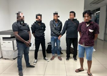 PPM Wilayah Dua menahan empat PATI dan seorang transporter warga tempatan di Bakar Batu, Johor Bahru tengah malam tadi.