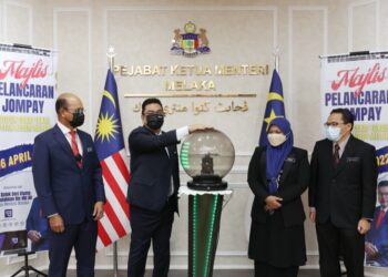 SULAIMAN Md. Ali (dua dari kiri) merasmikan pelancaran JomPAY sebagai medium kutipan cukai tanah dan petak di Seri Negeri di Ayer Keroh, Melaka. - UTUSAN/MUHAMMAD SHAHIZAM TAZALI