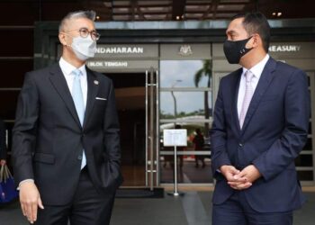 ONN Hafiz Ghazi (kanan) ketika bertemu Tengku Zafrul Tengku Abdul Aziz di pejabat Kementerian Kewangan di Putrajaya.
