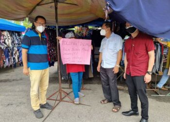 ASMIRUL Anuar Aris (kiri) bertemu dengan peniaga Pasar Sehari Peremba, Alor Setar hari ini. - UTUSAN/JAMLIAH ABDULLAH