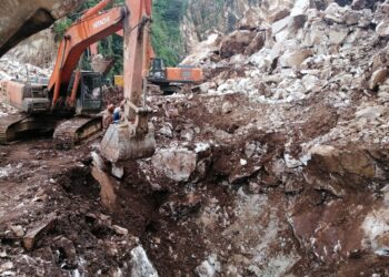 OPERASI mencari dua mangsa tertimbus runtuhan batu di tapak kuari di Keramat Pulai, Ipoh memasuki hari ke-31, hari ini. - UTUSAN/IHSAN JBPM PERAK