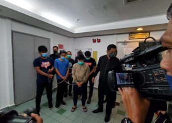 SEBAHAGIAN daripada lapan warga Filipina dihadapkan ke Mahkamah Majistret kerana menggunakan kad pengenalan palsu dan milik orang lain di Shah Alam, Selangor, hari ini.