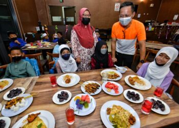 ANDY Chong (dua dari kanan) meraikan anak-anak yatim dari Yayasan Anak-Anak Yatim/Piatu Islam Daerah Port Dickson dalam majlis berbuka puasa di Port Dickson, semalam. - UTUSAN/MOHD. SHAHJEHAN MAAMIN