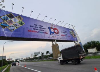 PAPAN tanda promosi dan hebahan Sambutan 100 Tahun Koperasi di Kilometer A3.6 Lebuhraya Lapangan Terbang Antarabangsa Kuala Lumpur (KLIA), Sepang, Selangor. - UTUSAN/SITI ‘AISYAH SUKAIMI
