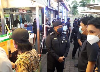 KAMARUL Zaman Mamat (tengah) berbual mesra dengan pengunjung pada Majlis Berbuka Puasa di Angsana Mall, Johor Bahru. - UTUSAN/RAJA JAAFAR ALI