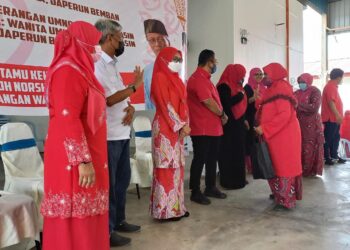 NORSHIDA Ibrahim (tiga dari kiri) menyampaikan sumbangan kepada Ahli Jawatankuasa Wanita UMNO Bahagian Jasin di Dewan Terbuka Japerun Bemban, Jasin, Melaka. - UTUSAN/AMRAN MULUP