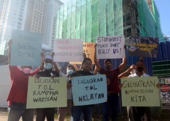 SEBAHAGIAN daripada penduduk Kampung Warisan Nelayan Tanjong Tokong, Georgetown, Pulau Pinang mengadakan bantahan aman mendesak kerajaan negeri menjelaskan status tanah mereka kerana bimbang diusir. - UTUSAN/IQBAL HAMDAN