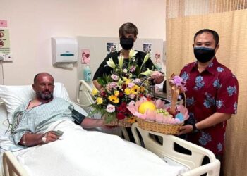 MOHAMMED Shakib Ali menyerahkan kurniaan Sultan Johor kepada Adrian Peter Chesters yang dirawat di Hospital Pakar KPJ Pasir Gudang.