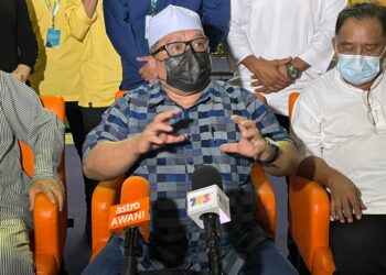 ZAIDI Attan bercakap kepada pemberita pada sidang akhbar selepas melawat Melgrab di Jalan Hang Tuah, Banda Hilir, Melaka. - UTUSAN/DIYANATUL ATIQAH ZAKARYA