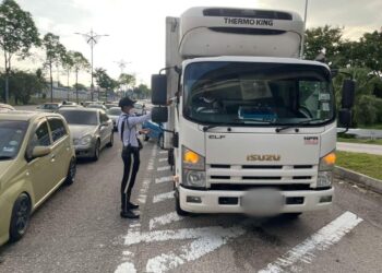 SEORANG pemandu lori disaman kerana memotong barisan di Jalan Bakar Batu-Jalan Pasir Pelangi, Johor Bahru, semalam.