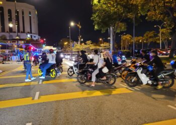 ANTARA penunggang motosikal yang ditahan polis dalam Operasi Khas Samseng Jalanan di seluruh negeri di Johor, malam tadi.
