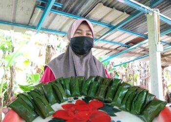 FADZILAH Omar menunjukkan kuih tepung bungkus di rumah mereka di Penaga, Pulau Pinang.