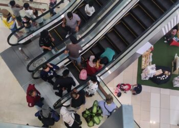 SEORANG kanak-kanak lelaki tersangkut kaki di eskalator di pusat beli-belah IOI City Mall, Putrajaya. - MEDIA SOSIAL