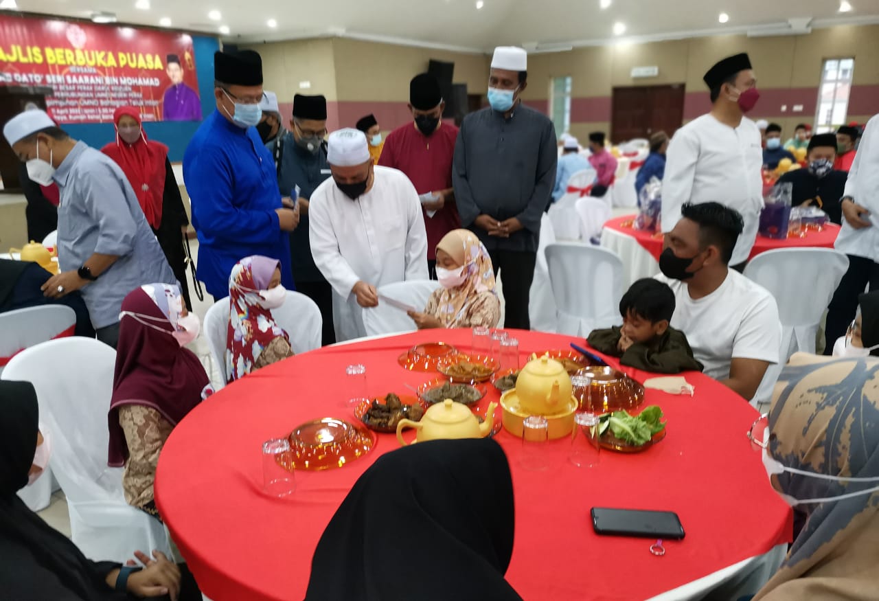 SAARANI Mohamad (tengah) beramah mesra dengan anak yatim pada majlis berbuka puasa bersama kepimpinan UMNO Bahagian Teluk Intan hari ini. - UTUSAN/AIN SAFRE BIDIN