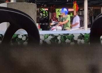 SEORANG lelaki dilihat membeli juadah pada waktu siang secara pandu lalu di sebuah kedai makan di Sungai Manik, Teluk Intan, Perak ketika bulan Ramadan, baru-baru ini.