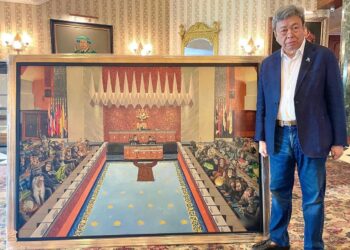 SULTAN Selangor berkenan bergambar bersama lukisan yang memaparkan Dewan Rakyat yang dipenuhi haiwan seperti katak dan monyet.