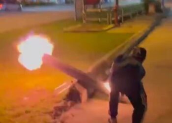 TANGKAP layar rakaman video berdurasi lebih dua minit menunjukkan seorang lelaki sedang menyalakan meriam karbaid yang dihalakan ke arah jalan raya di Jalan Permatang Rawa, Bukit Mertajam, Pulau Pinang yang tular di media sosial.