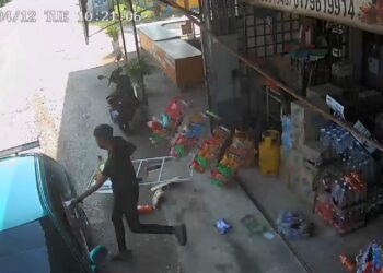 TANGKAP layar CCTV menunjukkan suspek merosakkan rak makanan di kedai runcit di Kampung Lati, Pasir Mas, Kelantan.