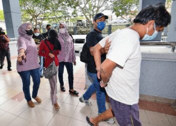 KHALID Redza Shuib (baju putih) bersama anak perempuannya berusia 18 tahun didakwa di Mahkamah Majistret Seremban hari ini. - UTUSAN/MOHD. SHAHJEHAN MAAMIN