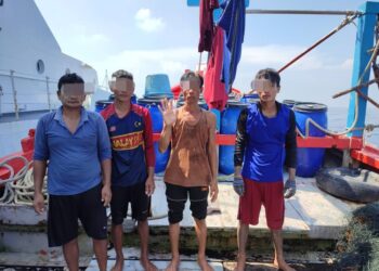 EMPAT warga Myanmar termasuk seorang tekong ditahan Maritim Malaysia Selangor di perairan berhampiran Kuala Selangor, Selangor semalam.