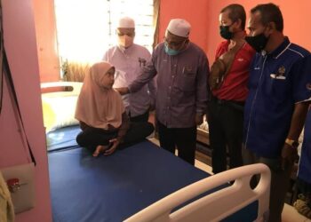 SUHAIMI Mat Deris (tiga dari kanan) bertanyakan khabar Syarifah Azzah Huraiyah Syed Muhammad ketika melawatnya di PPR Gua Musang baru-baru ini. – UTUSAN/AIMUNI TUAN LAH