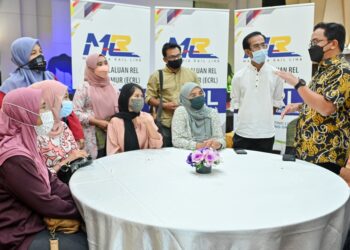 DARWIS Abdul Razak (kanan) beramah mesra dengan pengamal media dalam majlis buka puasa di Kuala Terengganu, semalam. - UTUSAN/PUQTRA HAIRRY ROSLI