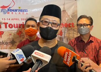 MUHAMMAD JAILANI Khamis bercakap kepada pemberita pada sidang akhbar di Banda Hilir, Melaka. - UTUSAN/DIYANATUL ATIQAH ZAKARYA