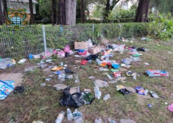 KEADAAN pantai di Batu Ferringhi, Pulau Pinang yang dicemari sampah sarap akibat perbuatan pengunjung yang tidak bertanggungjawab.