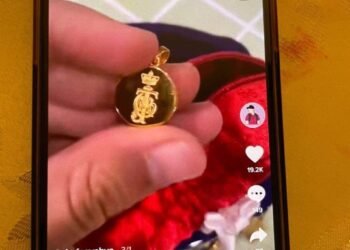 ANTARA video yang dimuat naik pemilik akaun TikTok Shafeqyahya menayang hadiah kurniaan Istana Johor.