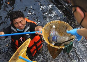 CHEAH Chin Woon ketika turun membersihkan longkang saliran di Sungai Pinang, Georgetown, Pulau Pinang baru-baru ini.