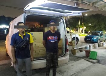 DUA daripada empat suspek yang ditahan bersama pelbagai jenis mercun bernilai lebih setengah juta ringgit dalam serbuan di Muar dan Kempas, Johor Bahru, di sini.