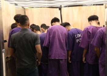 ANTARA 11 pelajar yang direman selama tiga hari bagi membantu siasatan kes memukul rakan sekolah mereka di Mahkamah Majistret Kuala Terengganu hari ini. - UTUSAN/PUQTRA HAIRRY ROSLI