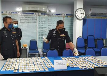 MOHD. Sabri Zainol menunjukkan jumlah rampasan dadah yang dilakukan pada malam tadi.