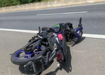 KEADAAN motosikal Yamaha Y15ZR yang ditunggang Ahmad Nazri Razani terbabas di kiri laluan Central Spine Road, di Kilometer 37 Jalan Lipis - Merapoh di Lipis, Pahang. - FOTO/IHSAN IPD LIPIS