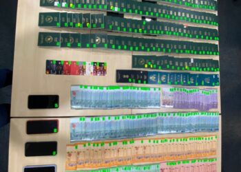 JABATAN Imigresen menyerbu sebuah premis di Kuala Lumpur berkaitan sindiket RTK. - FOTO JIM